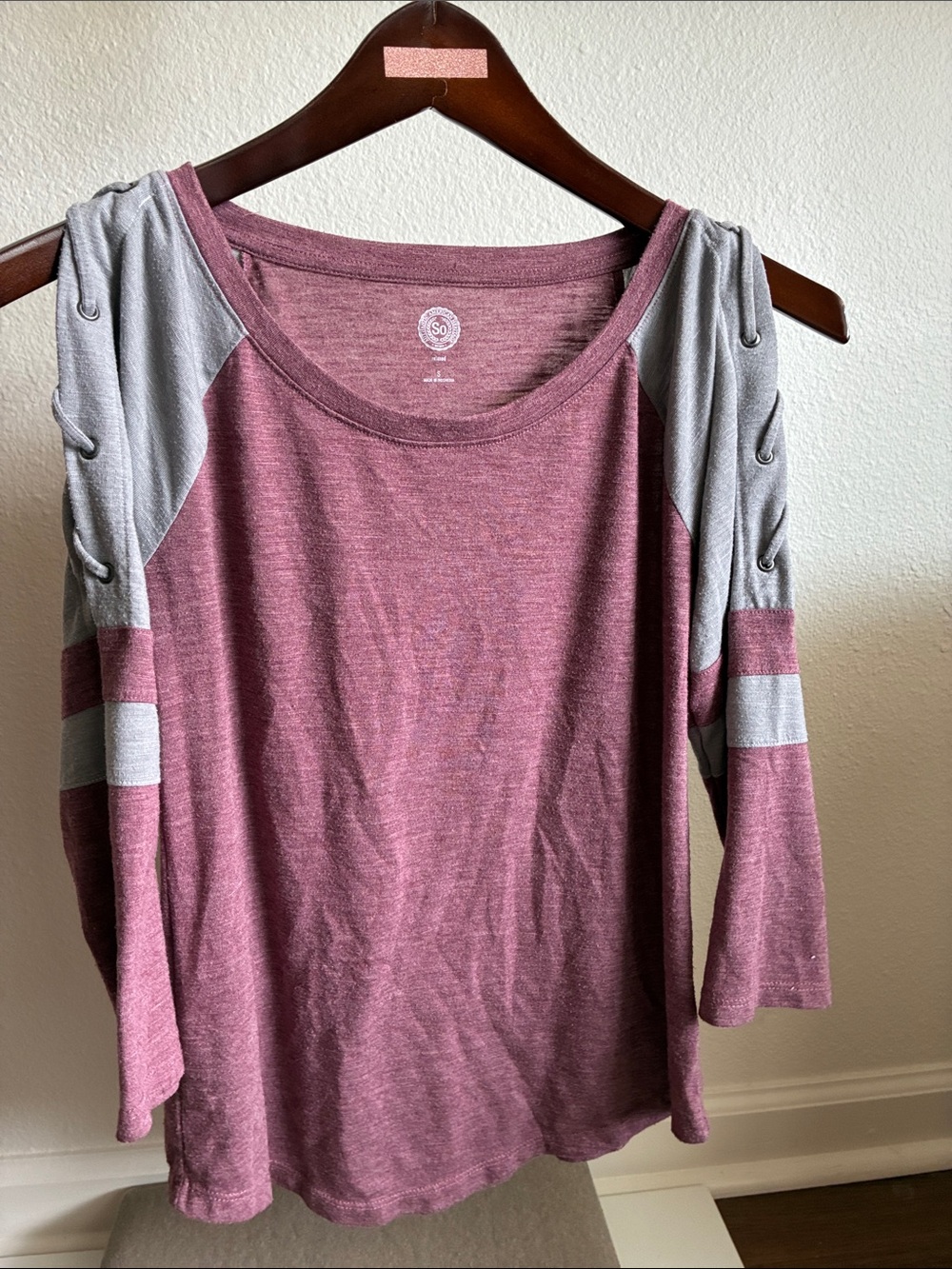 SO Mauve Cold-Shoulder Long Sleeve Tee with Gray Accents